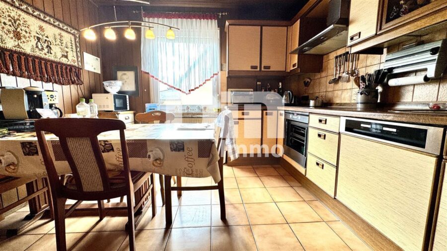 Schönes 1 - 2 Familienhaus mit riesigem Grundstück, Doppelgarage und umfangreichen Nutzflächen - EG Wohnküche mit EBK WE1